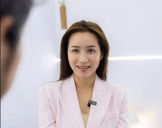 香港知名女星在內地復出,近照撞樣劉嘉玲,參加商演被老闆揩油