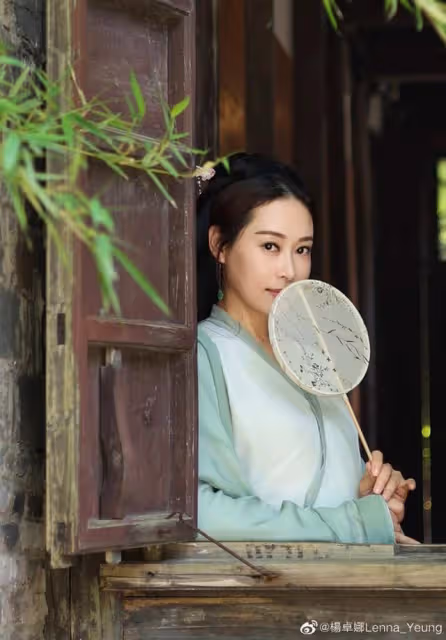 TVB「御用寡婦」曬烏鎮遊玩美照!穿漢服氣質佳,與富商未婚已育