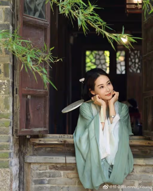 TVB「御用寡婦」曬烏鎮遊玩美照!穿漢服氣質佳,與富商未婚已育