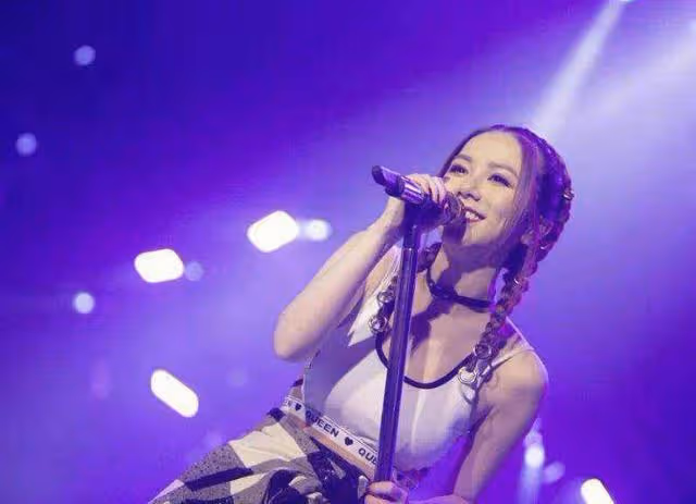 香港知名女星旅遊曬超低胸豐滿事業線,傲人身材引網友熱議