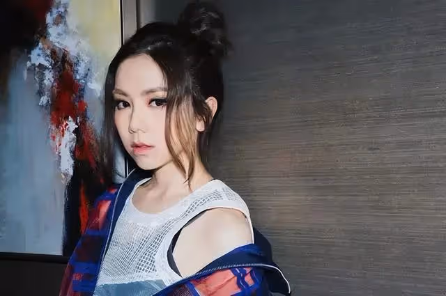 香港知名女星旅遊曬超低胸豐滿事業線,傲人身材引網友熱議