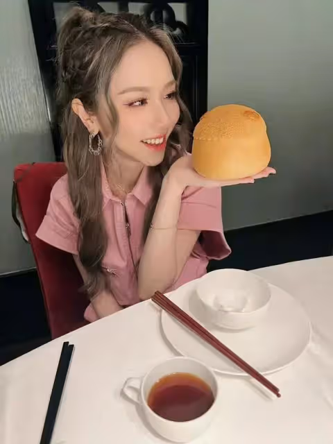 香港知名女星旅遊曬超低胸豐滿事業線,傲人身材引網友熱議