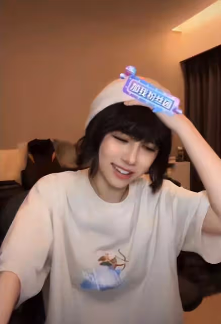 香港知名女星旅遊曬超低胸豐滿事業線,傲人身材引網友熱議