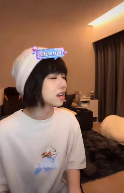 香港知名女星旅遊曬超低胸豐滿事業線,傲人身材引網友熱議