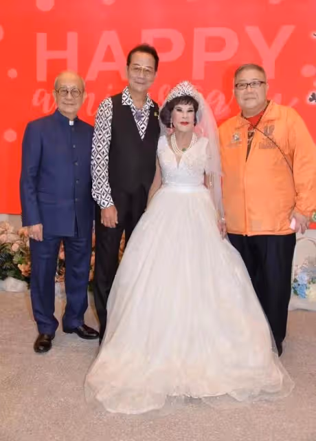 結婚35周年再披婚紗!92歲知名港星狂曬事業線,服裝自己親手設計