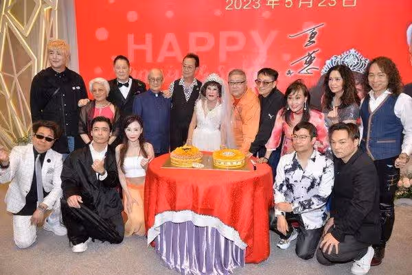 結婚35周年再披婚紗!92歲知名港星狂曬事業線,服裝自己親手設計
