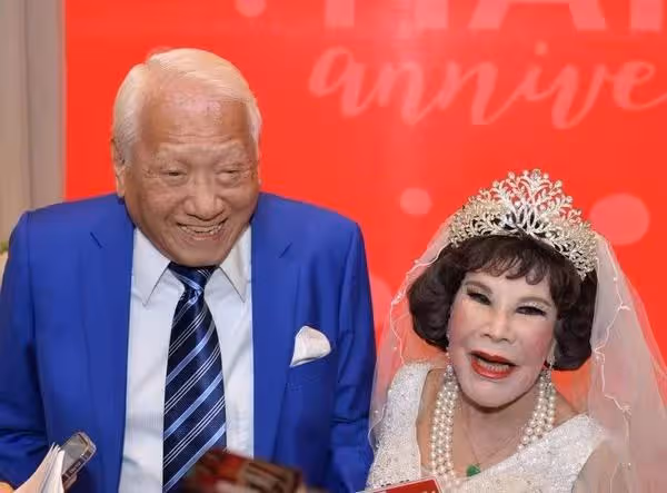 結婚35周年再披婚紗!92歲知名港星狂曬事業線,服裝自己親手設計