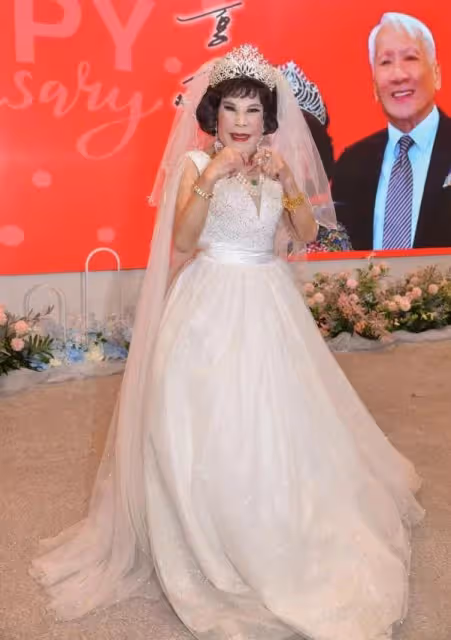 結婚35周年再披婚紗!92歲知名港星狂曬事業線,服裝自己親手設計