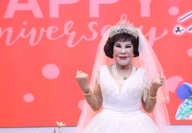 結婚35周年再披婚紗!92歲知名港星狂曬事業線,服裝自己親手設計