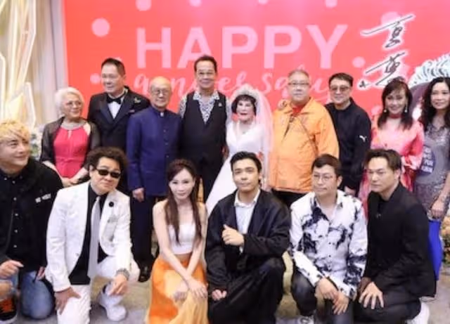 結婚35周年再披婚紗!92歲知名港星狂曬事業線,服裝自己親手設計