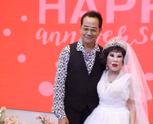 結婚35周年再披婚紗!92歲知名港星狂曬事業線,服裝自己親手設計