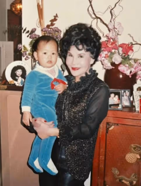 結婚35周年再披婚紗!92歲知名港星狂曬事業線,服裝自己親手設計