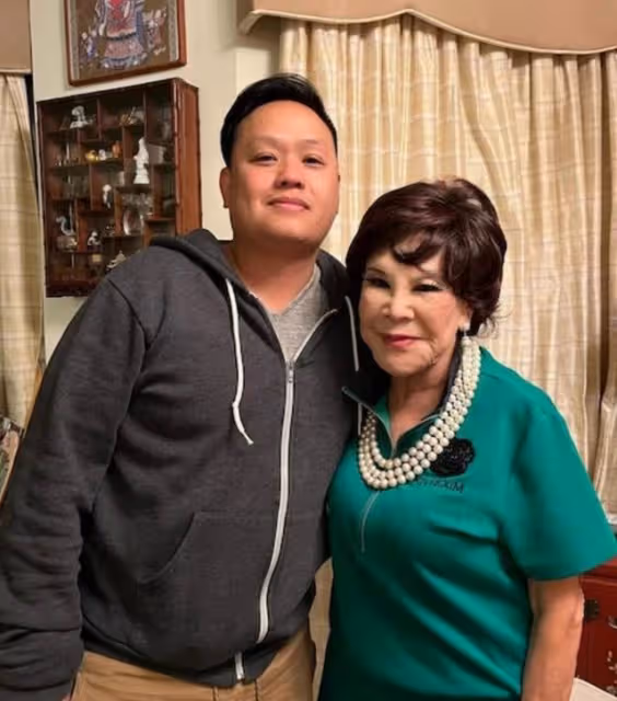 結婚35周年再披婚紗!92歲知名港星狂曬事業線,服裝自己親手設計
