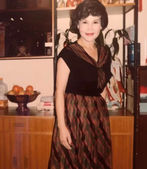 結婚35周年再披婚紗!92歲知名港星狂曬事業線,服裝自己親手設計