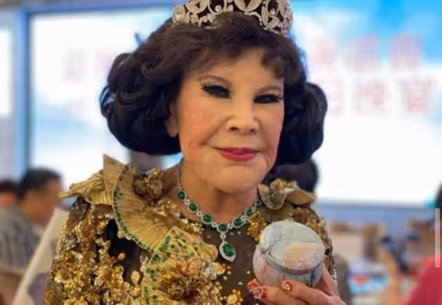 結婚35周年再披婚紗!92歲知名港星狂曬事業線,服裝自己親手設計