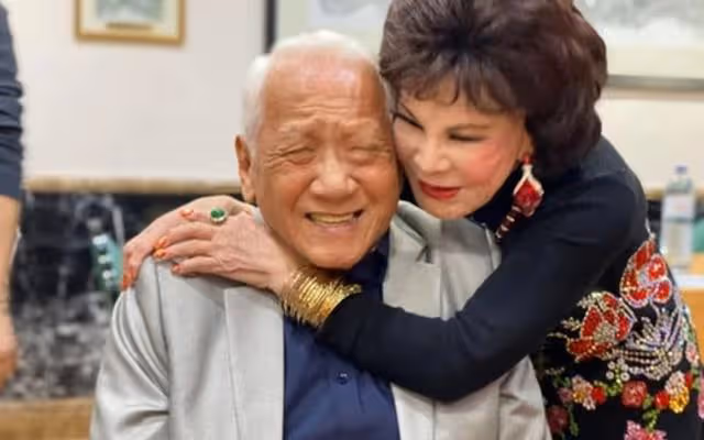結婚35周年再披婚紗!92歲知名港星狂曬事業線,服裝自己親手設計