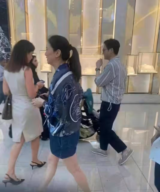 杜拜偶遇張智霖袁詠儀,與粉絲聊天笑容滿面,張智霖儀態遭吐槽