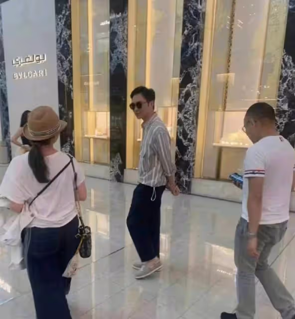 杜拜偶遇張智霖袁詠儀,與粉絲聊天笑容滿面,張智霖儀態遭吐槽