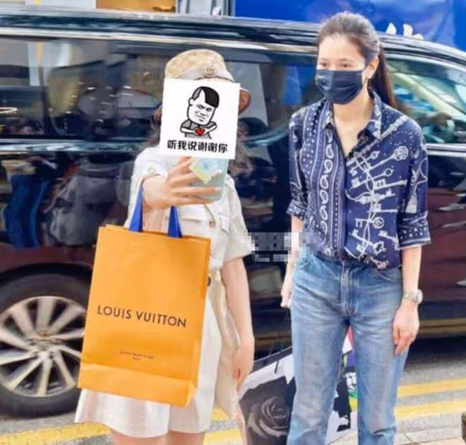 杜拜偶遇張智霖袁詠儀,與粉絲聊天笑容滿面,張智霖儀態遭吐槽