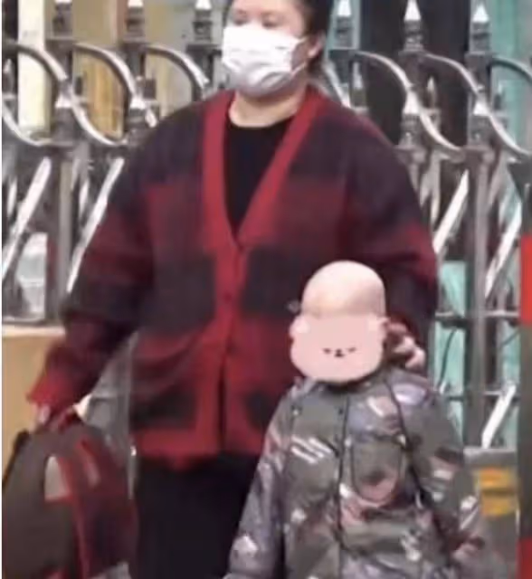 沈騰一家三口與好友聚餐,王琦身材圓潤顯富態,四歲兒子活潑好動