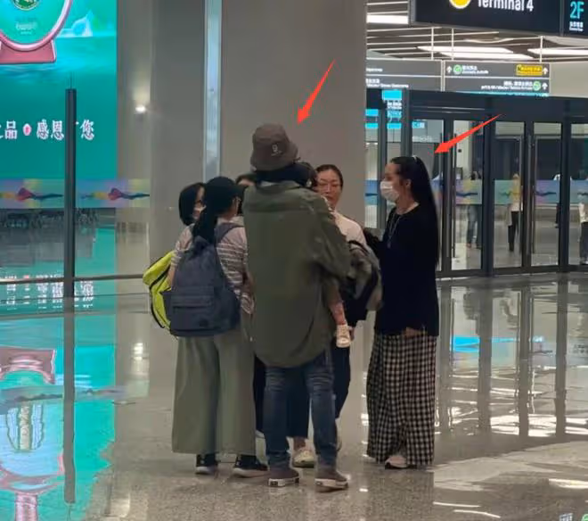 郭碧婷帶娃現身杭州,打扮隨意髮際線後移,近照憔悴被指像素人