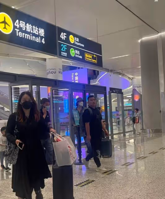 郭碧婷帶娃現身杭州,打扮隨意髮際線後移,近照憔悴被指像素人