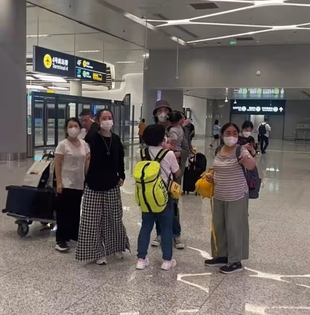 郭碧婷帶娃現身杭州,打扮隨意髮際線後移,近照憔悴被指像素人