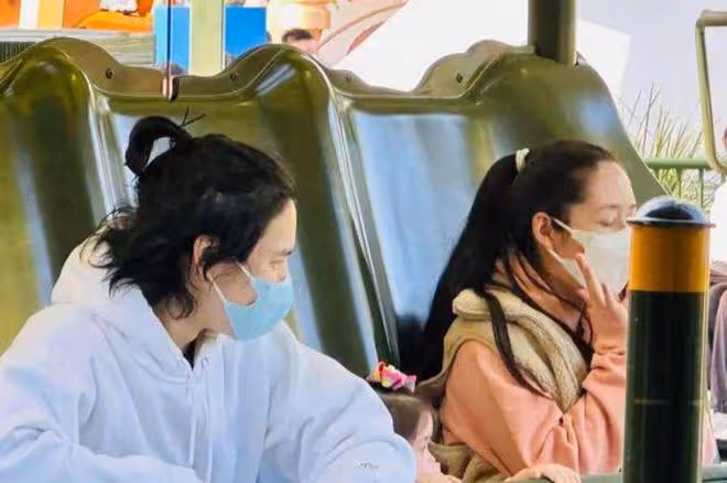 郭碧婷帶娃現身杭州,打扮隨意髮際線後移,近照憔悴被指像素人