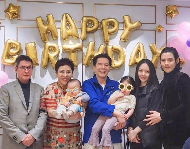 郭碧婷帶娃現身杭州,打扮隨意髮際線後移,近照憔悴被指像素人