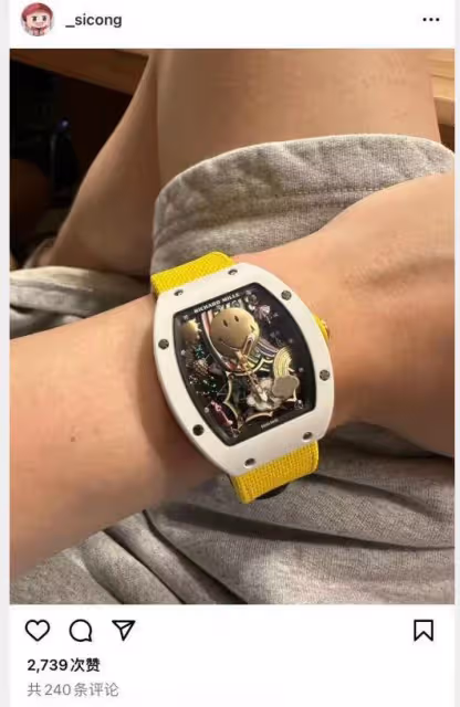王思聰再次炫富，曬900萬限量款名表，蹺二郎腿生活愜意