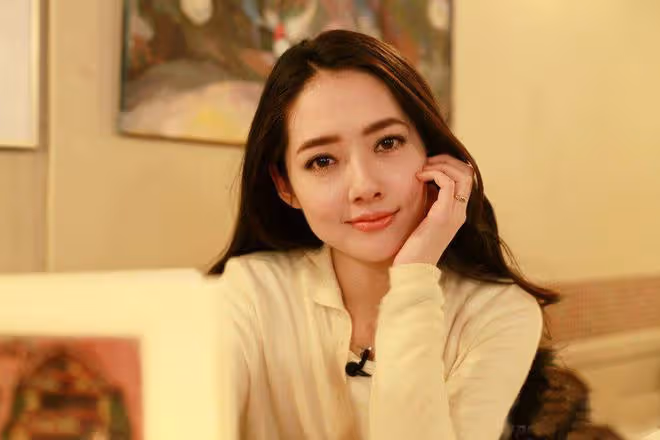 郭碧婷帶兒女到杭州遊玩，向佐機場出口焦急等待！兒子相貌似母親