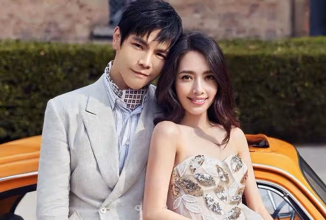 郭碧婷帶兒女到杭州遊玩，向佐機場出口焦急等待！兒子相貌似母親