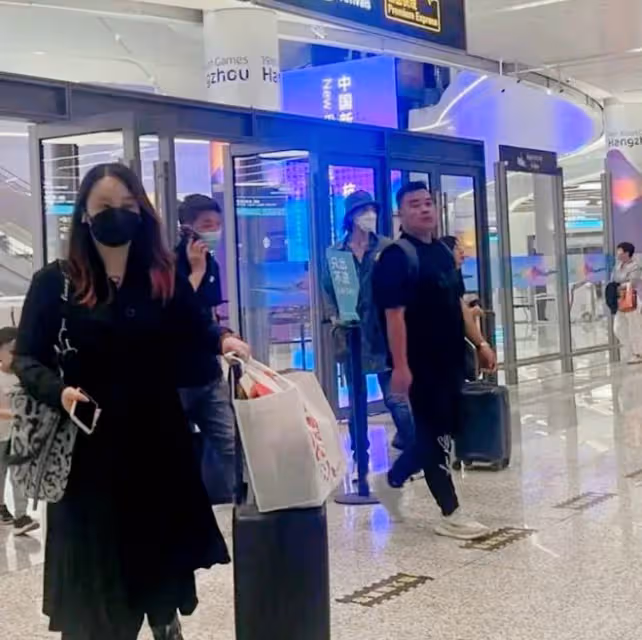 郭碧婷帶兒女到杭州遊玩，向佐機場出口焦急等待！兒子相貌似母親