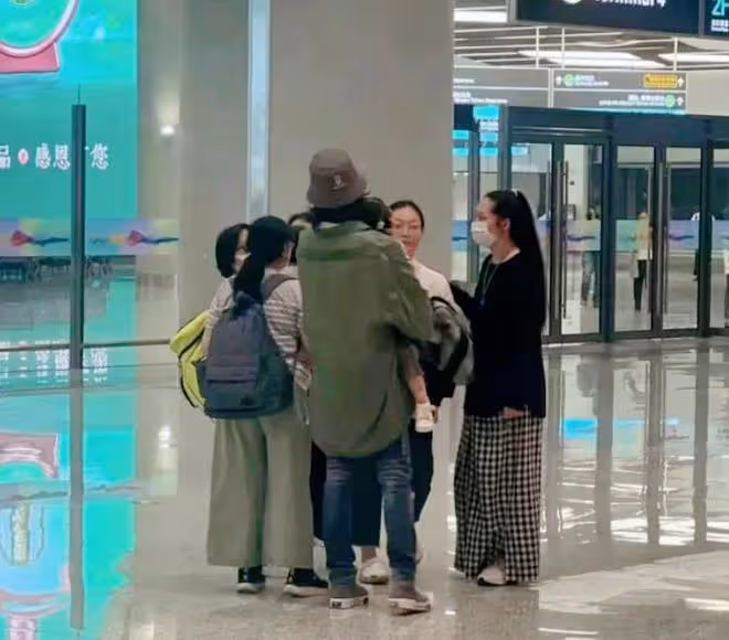郭碧婷帶兒女到杭州遊玩，向佐機場出口焦急等待！兒子相貌似母親