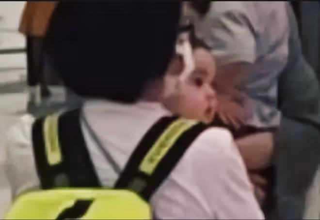 郭碧婷帶兒女到杭州遊玩，向佐機場出口焦急等待！兒子相貌似母親