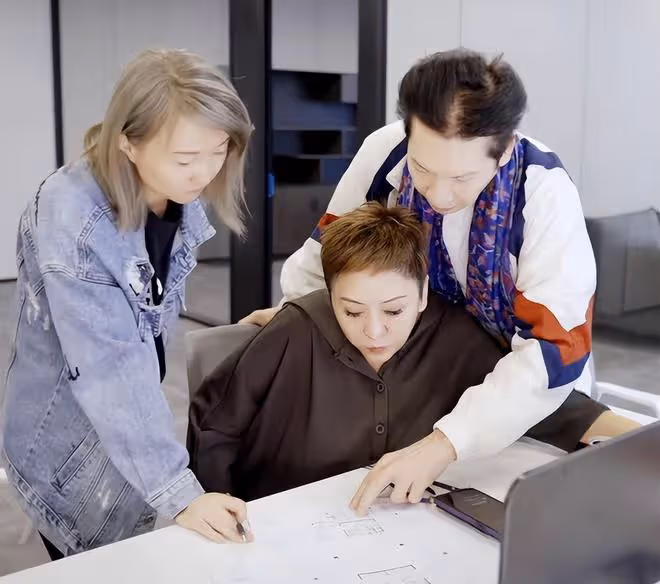 郭碧婷帶兒女到杭州遊玩,向佐機場出口焦急等待!兒子相貌似母親
