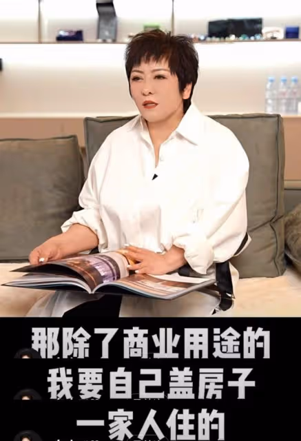 郭碧婷帶兒女到杭州遊玩,向佐機場出口焦急等待!兒子相貌似母親