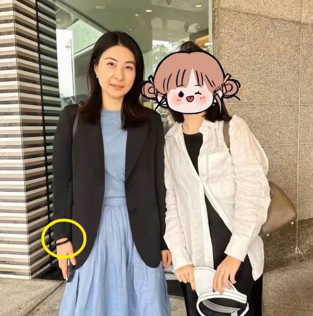 郭晶晶打扮華麗出席晚宴,和鞏俐罕見同框顯拘謹!兩人生圖惹爭議