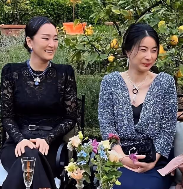 郭晶晶打扮華麗出席晚宴,和鞏俐罕見同框顯拘謹!兩人生圖惹爭議