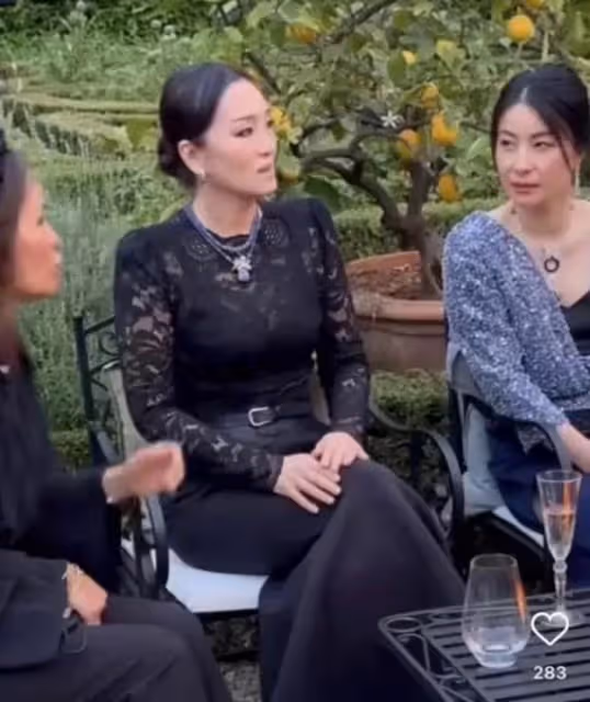 郭晶晶打扮華麗出席晚宴,和鞏俐罕見同框顯拘謹!兩人生圖惹爭議