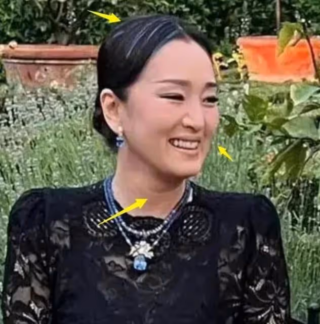 郭晶晶打扮華麗出席晚宴,和鞏俐罕見同框顯拘謹!兩人生圖惹爭議