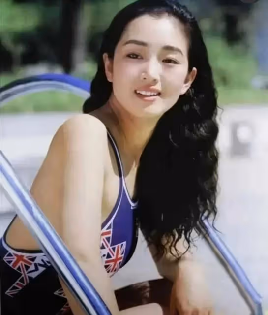 郭晶晶打扮華麗出席晚宴,和鞏俐罕見同框顯拘謹!兩人生圖惹爭議