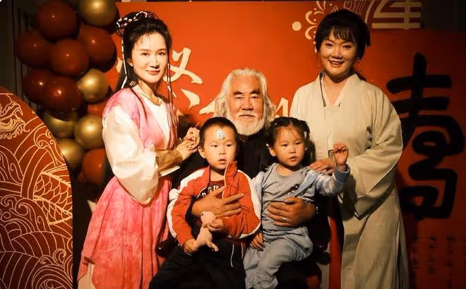 杜星霖為張紀中辦壽宴，扮演「黃蓉」帶姐妹團一起為老爺子慶賀