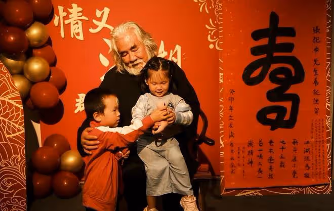 杜星霖為張紀中辦壽宴,扮演「黃蓉」帶姐妹團一起為老爺子慶賀