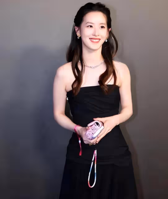 章澤天出席坎城晚宴，黑裙包裹凸起的小腹，懷孕第3胎引發猜測
