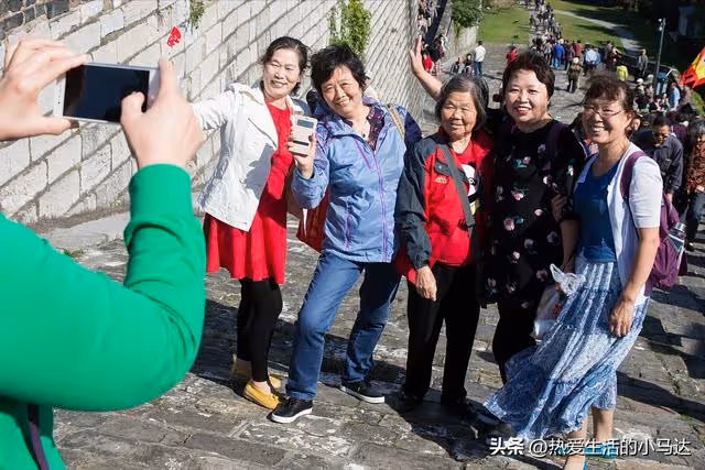 我退休躺平5年了,感覺很自在,可去了一趟堂姐家,我卻後悔了