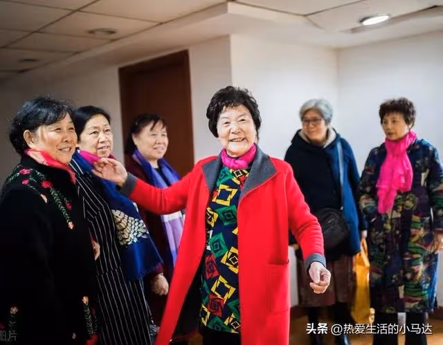 我退休躺平5年了,感覺很自在,可去了一趟堂姐家,我卻後悔了