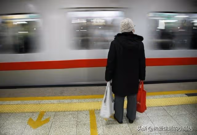 75歲繼母跟我養老10年沒出1分錢,臨終前的一封信,讓我恍然大悟