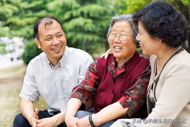 75歲繼母跟我養老10年沒出1分錢,臨終前的一封信,讓我恍然大悟