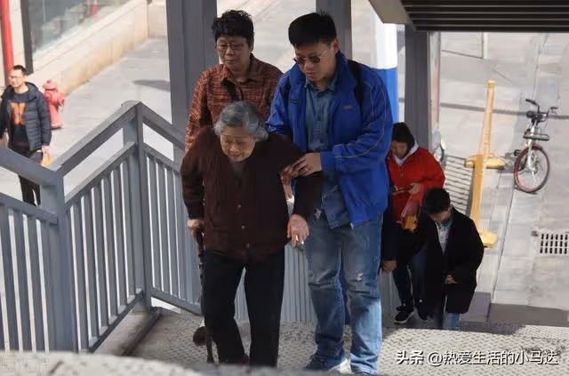75歲繼母跟我養老10年沒出1分錢,臨終前的一封信,讓我恍然大悟